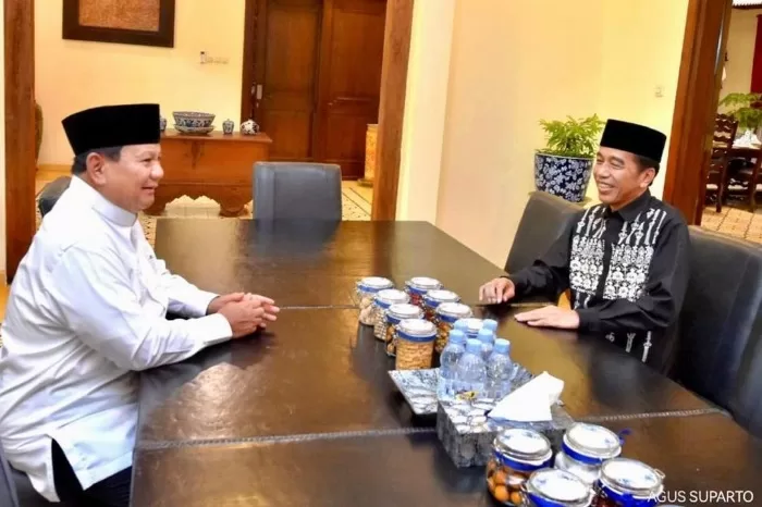 Setelah Salat Idul Fitri 1444 H di Masjid Agung Al-Azhar Jakarta Selatan, Menteri Pertahanan RI Prabowo Subianto silaturahmi ke Presiden Jokowi di Solo, Jawa Tengah, Sabtu (22/4/2023). (Foto Instagram.com/@kemhanri)