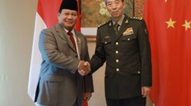 Menteri Pertahanan Prabowo Subianto melakukan pertemuan bilateral dengan Menteri Pertahanan Tiongkok (China) Li Shangfu, di Shangri-La Hotel, Singapura. (Dok. Tim Media Prabowo Subainto)