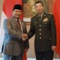 Menteri Pertahanan Prabowo Subianto melakukan pertemuan bilateral dengan Menteri Pertahanan Tiongkok (China) Li Shangfu, di Shangri-La Hotel, Singapura. (Dok. Tim Media Prabowo Subainto)