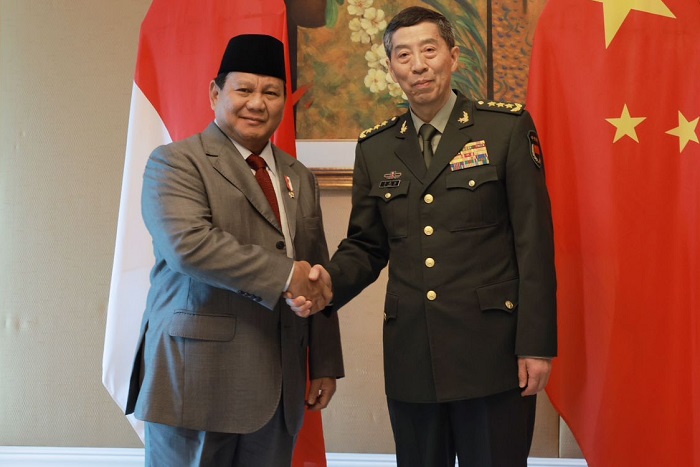 Menteri Pertahanan Prabowo Subianto melakukan pertemuan bilateral dengan Menteri Pertahanan Tiongkok (China) Li Shangfu, di Shangri-La Hotel, Singapura. (Dok. Tim Media Prabowo Subainto)