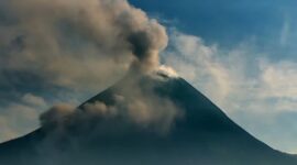 Ilustrasi Gunung Merapi muntahkan awan panas guguran (APG). (Dok. Bnpb.go.id)