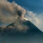 Ilustrasi Gunung Merapi muntahkan awan panas guguran (APG). (Dok. Bnpb.go.id)