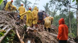 Petugas gabungan masih melakukan pencarian dan pertolongan warga Kabupaten Karangasem. (Dok. BNPB)  