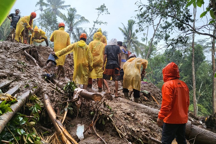 Petugas gabungan masih melakukan pencarian dan pertolongan warga Kabupaten Karangasem. (Dok. BNPB)  