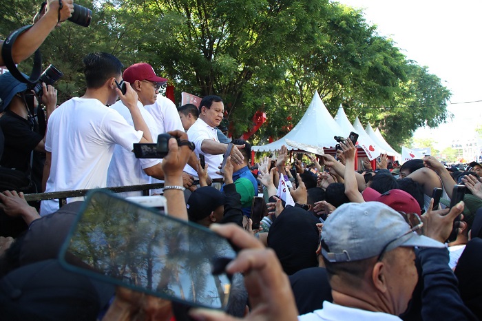 Menteri Pertahanan Prabowo Subianto melepas keberangkatan peserta jalan santai 'Anti Mager' yang digelar di Makassar, Minggu, 6 Agustus 2023. (Dok. Tim Media Prabowo Subainto)