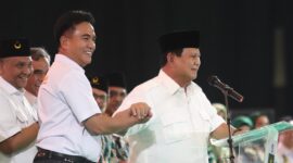 Ketua Umum Partai Bulan Bintang (PBB) Yusril Ihza Mahendra bersama Ketua Umum Partai Gerindra Prabowo Subianto. (Facbook.com/@Prabowo Subianto)