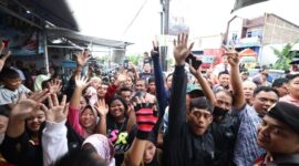Ratusan warga Kecamatan Bandongan, Jawa Tengah, Senin (29/1/2024) turut bersuka cita saat Presiden Jokowi dan Menteri Pertahanan Prabowo Subianto mampir untuk makan bakso bareng di salah satu kios kaki lima. (Dok. Tim Media Prabowo-Gibran)