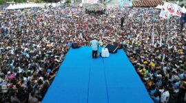Calon presiden nomor urut 2, Prabowo Subianto menyapa puluhan ribu masyarakat Sulawesi Utara yang memadati Lapangan Schwarz, Langowan. (Dok. TKN Prabowo Gibran)