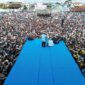 Calon presiden nomor urut 2, Prabowo Subianto menyapa puluhan ribu masyarakat Sulawesi Utara yang memadati Lapangan Schwarz, Langowan. (Dok. TKN Prabowo Gibran)