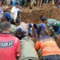 Tim Gabungan melakukan evakuasi warga yang terdampak banjir di Kabupaten Padang Pariaman, Sumatra Barat. (Dok. BPBD Kabupaten Padang Pariaman)

