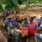 Proses evakuasi korban meninggal dunia yang tertimbun longsor di Kabupaten Padang Pariaman, Sumatra Barat. (Dok. BPBD Kabupaten Padang Pariaman.)

