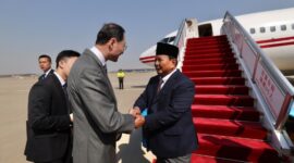 Prabowo langsung disambut oleh Wakil Menteri Luar Negeri Sun Weidong, Duta Besar China di Jakarta Lu Kang dan Athan RI Brigjen TNI (Mar) Benny Poltak di Beijing
