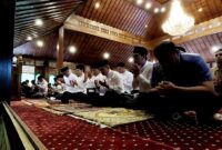 Menteri Pertahanan dan presiden terpilih 2024-2029 Prabowo Subianto melaksanakan ibadah salat Idul Fitri 1445 H di Masjid Nurul Wathon. (Dok. Tim Media Prabowo)
