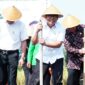 Kepala Badan Pangan Nasional (Bapanas) Arief Prasetyo Adi ikut dalam ‘Gerakan Tanam Jagung’. (Dok. Tim Komunikasi Bapanas)