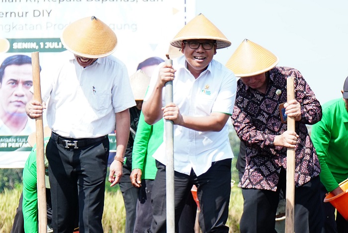 Kepala Badan Pangan Nasional (Bapanas) Arief Prasetyo Adi ikut dalam ‘Gerakan Tanam Jagung’. (Dok. Tim Komunikasi Bapanas)
