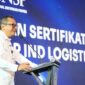 Foto : Ketua BNSP, Syamsi Hari, menyerahkan Sertifikat Lisensi kepada LSP IND Logistik Indonesia  di Bandung, 14 Agustus 2024, sekaligus menandai pengesahan resmi LSP dalam bidang Pos dan Logistik, didukung oleh PT Pos Indonesia dan ASPERINDO. (Doc.Ist)
