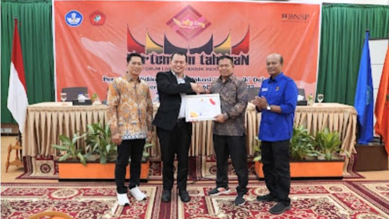 Foto : Prof. Amilin, Komisioner BNSP, memberikan paparan dalam Workshop Nasional di Politeknik Negeri Padang, membahas sertifikasi kompetensi dan implementasi Perpres 68 Tahun 2022, dengan kehadiran 38 perwakilan LSP se-Indonesia. (4/9/24). (Doc.BNSP)
