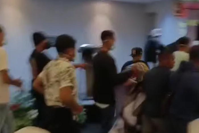 Pembubaran acara dilakukan oleh sekelompok orang tak dikenal (OTK) di hotel kawasan Kemang, Jakarta Selatan. (Dok. Tangkapan layar Yuotube.com NKRI POST)