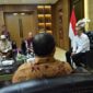 Wakil Ketua BPK Hendra Susanto menyerahkan Laporan Hasil Pemeriksaan Investigatif. (Dok. Bpk.go.id)