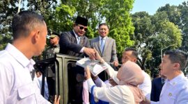Seorang warga bernama Ayu mendapatkan tandatangan Prabowo yang dibubuhkan di buku Prabowo berjudul Merah Putih. (Dok. Tim Media Prabowo)