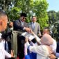 Seorang warga bernama Ayu mendapatkan tandatangan Prabowo yang dibubuhkan di buku Prabowo berjudul Merah Putih. (Dok. Tim Media Prabowo)