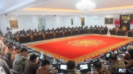 Presiden RI Prabowo Subianto memimpin rapat kabinet perdana di Istana Merdeka. (Facebook.com @Setkab RI)