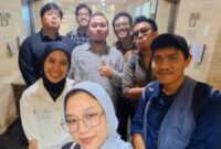 Sebagian personal tim liputan mitra Sapulangit Media Center (SMC), jurnalis dari berbagai portal berita, usai liputan public expose salah satu emiten. (Dok. Persrilis.com/Budipur)  