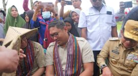 Wakil Menteri Pertanian (Wamentan) RI, Sudaryono melakukan tanam raya padi varietas unggul Gadjah Mada Gogo Rancah (Gamagora) 7 bersama Himpunan Kerukunan Tani Indonesia (HKTI). (Dok. Kementerian Pertanian)