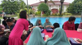 Ketua Umum PSMTI Wilianto Tanta Menjamu Anak-anak Panti Asuhan Dijamu di Kediamannya. (Dok. PSMTI)