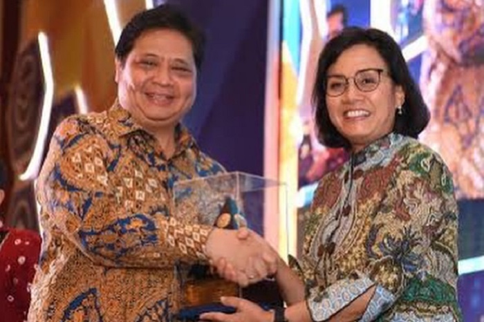 Menteri Keuangan, Sri Mulyani Indrawati bersama Menteri Koordinator Bidang Perekonomian Airlangga Hartarto. (Instagram.com @manado.times)  
