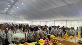 PSMTI melakukan penghormatan dengan mengenakan pakaian Batik Silver PSMTI. (Dok. PSMTI)