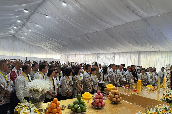 PSMTI melakukan penghormatan dengan mengenakan pakaian Batik Silver PSMTI. (Dok. PSMTI)