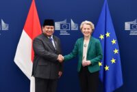 Presiden Komisi Eropa Ursula von der Leyen dan Presiden Prabowo Subianto berjabat tangan di Brussels setelah pengumuman FTA bersejarah.(Dok. Tim Media Prabowo)