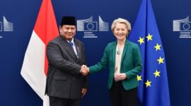Presiden Komisi Eropa Ursula von der Leyen dan Presiden Prabowo Subianto berjabat tangan di Brussels setelah pengumuman FTA bersejarah.(Dok. Tim Media Prabowo)