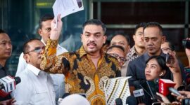 Maman memperlihatkan dokumen pembayaran pribadi istri ke wartawan untuk membantah tuduhan publik. (Dok. maman.abdurrahman.st)