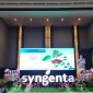 Petani antusias mendengarkan Tracy dari Syngenta saat menjelaskan praktik pengendalian hama tahan jangka panjang. (Dok. Syngenta Indonesia)