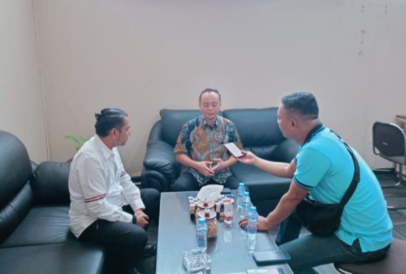 Plt Kasubag TU Kantah Kabupaten Bogor 1, dengan awak media. 