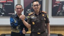 Kajari Kabupaten Bogor, Denny Achmad Berfoto Bersama Ketua PPWI Kabupaten Bogor, Wiri Yutruski di sela-sela Audiensi. (Dok. Istimewa)