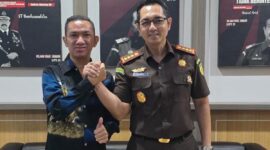 Kajari Kabupaten Bogor, Denny Achmad Berfoto Bersama Ketua PPWI Kabupaten Bogor, Wiri Yutruski di sela-sela Audiensi. (Dok. Istimewa)